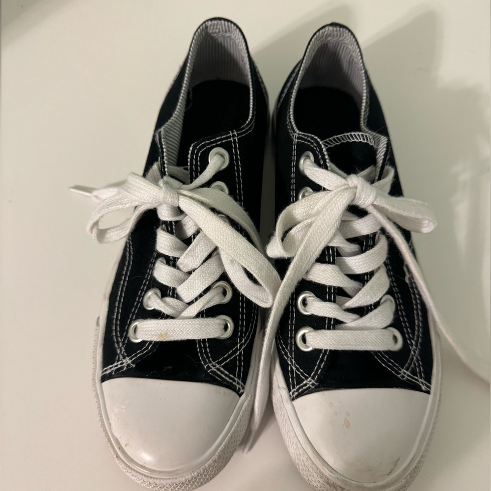 Black “converse” tennis shoes. Size 7